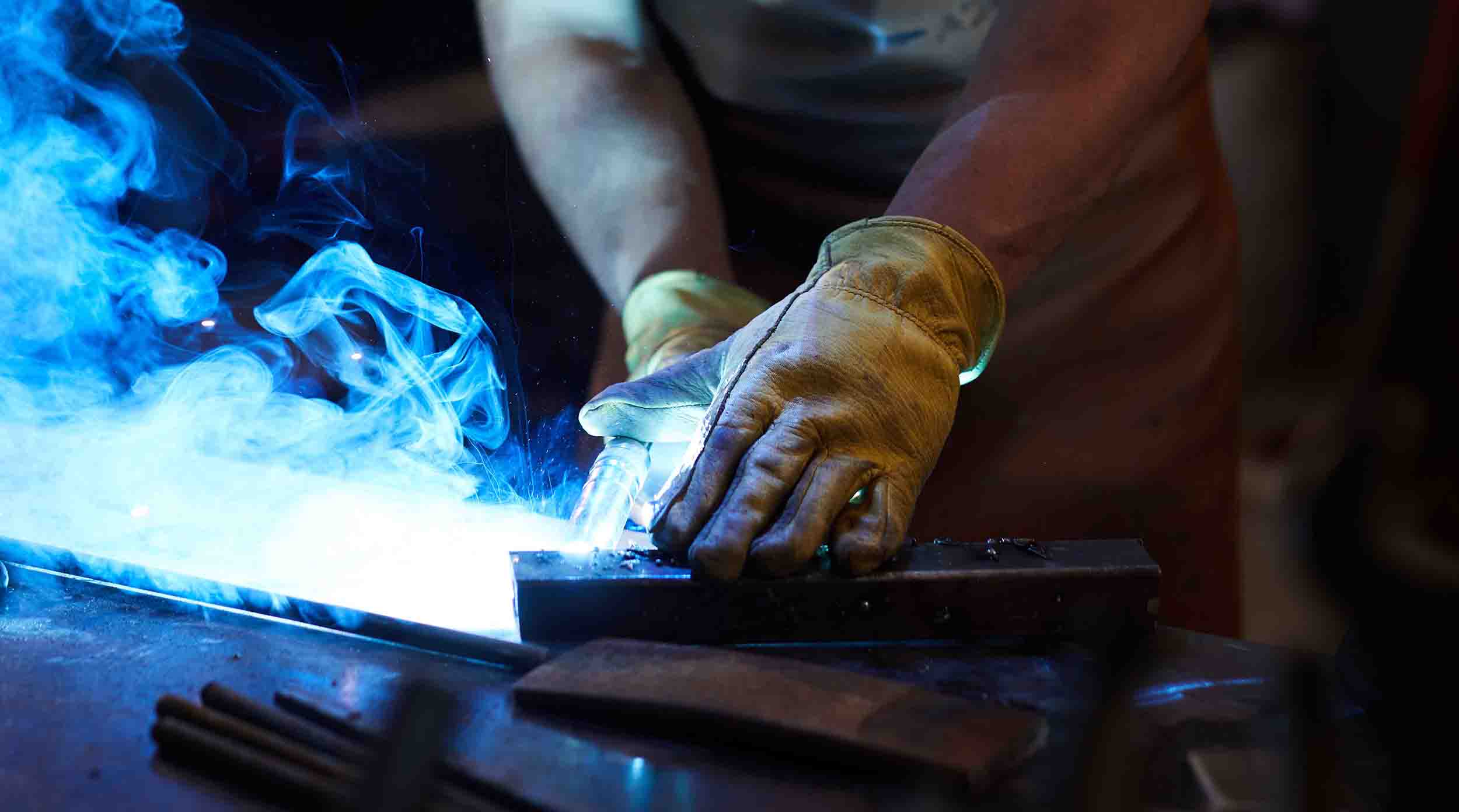 Tre personer går mot kameran.